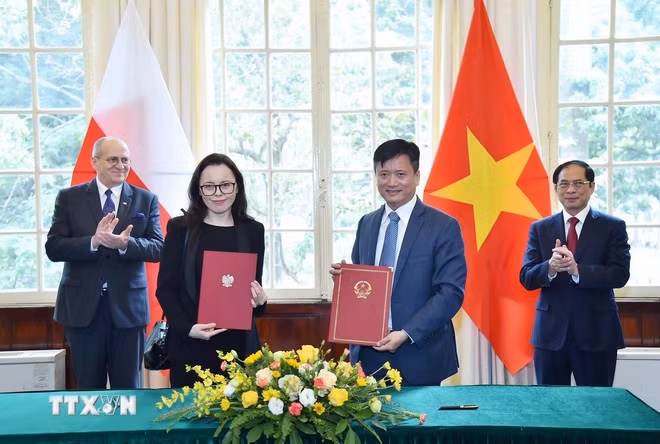 El canciller vietnamita Bui Thanh Son y su homólogo polaco Zbigniew Rau presencian la ceremonia de la firma del acuerdo de cooperación entre los dos academias de Relaciones Exteriores de ambos países, el 16 de marzo de 2023. (Foto: VNA)