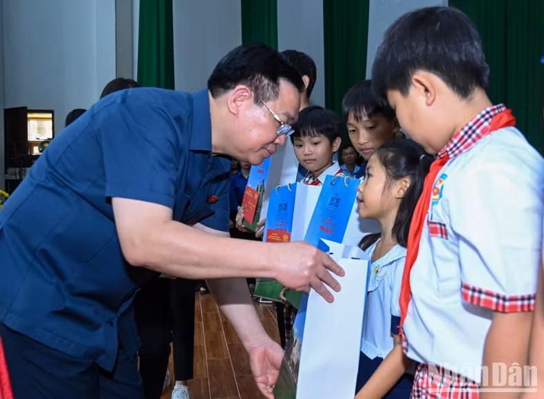Dinh Hue otorga obsequios del Tet a niños acogidos por la estación de la guardia fronteriza.