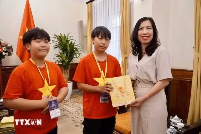 La viceministra de Relaciones Exteriores y presidenta del Comité Estatal sobre los Vietnamitas en el Extranjero, Le Thi Thu Hang, entrega regalos a los niños (Foto: VNA)