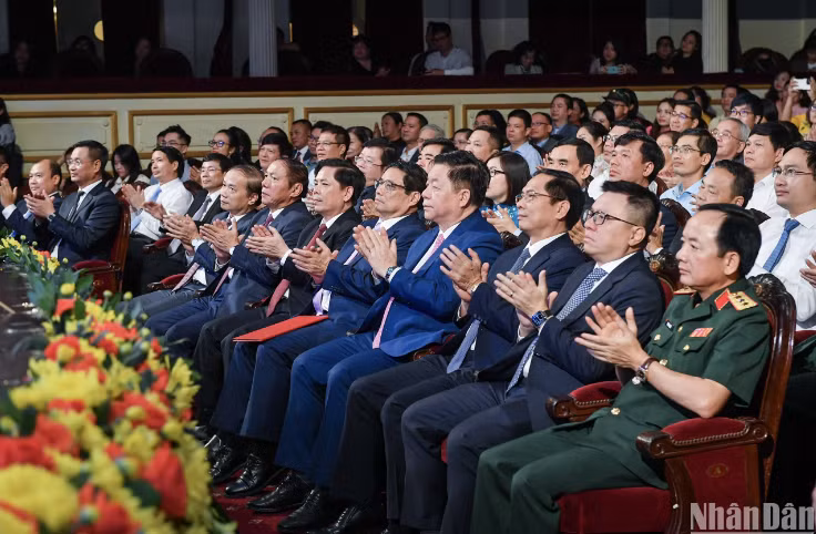 Dirigentes del Partido y el Estado en el acto (Foto: Thanh Dat)