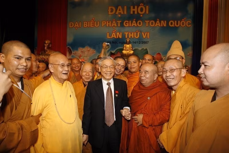 El camarada Nguyen Phu Trong, a cargo de presidente de la Asamblea Nacional, se reúne con los delegados en el VI Congreso Nacional del Budismo (Hanói, 13 de diciembre de 2007). El camarada Nguyen Phu Trong, a cargo de presidente de la Asamblea Nacional, se reúne con los delegados en el VI Congreso Nacional del Budismo (Hanói, 13 de diciembre de 2007).