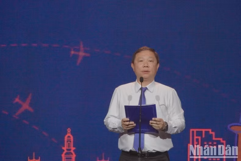 El vicepresidente del Comité Popular municipal, Duong Anh Duc, pronuncia el discurso de apertura.