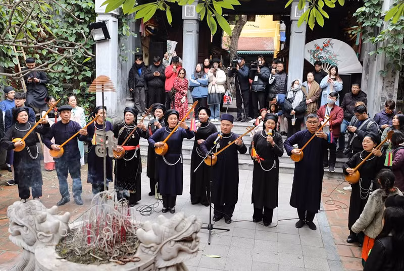 Performance del instrumento Tinh y del canto Then en la casa comunal de Kim Ngan.