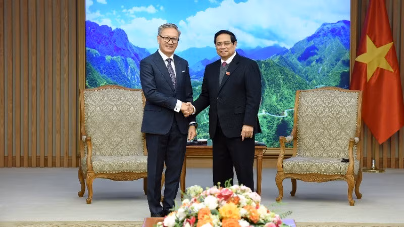 El primer ministro Pham Minh Chinh (derecha) y el ministro de Relaciones Exteriores de Laos, Thongsavanh Phomvihane. (Foto: Nhan Dan)