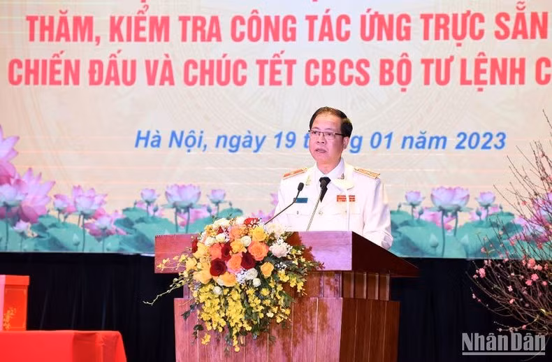 El mayor general Tran Hai Quan del Alto Mando de Guardia pronuncia un discurso.