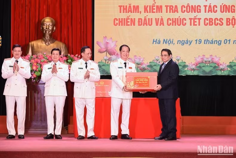 El premier vietnamita entrega regalos del Tet a los oficiales y soldados de la entidad militar.