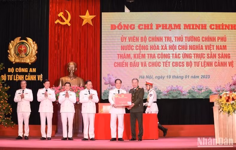 El ministro de Seguridad Pública de Vietnam, general To Lam, otorga obsequios a los soldados.
