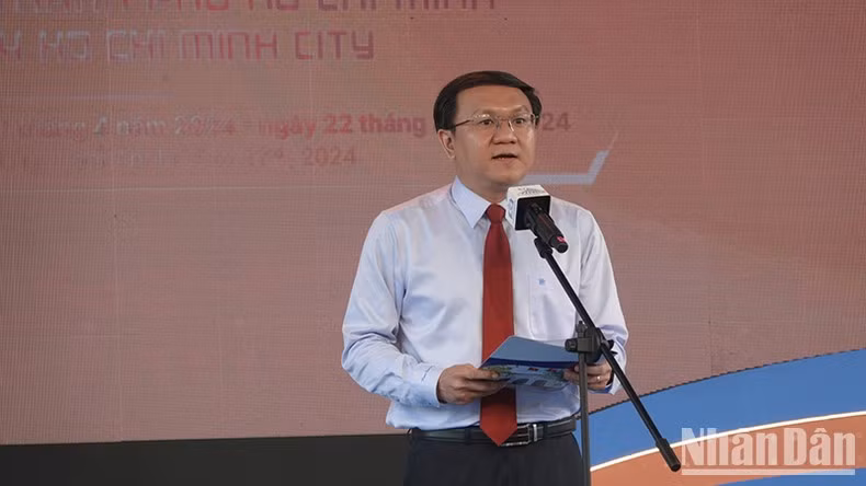 El director del Servicio de Información y Comunicación de Ciudad Ho Chi Minh, Lam Dinh Thang, pronuncia el discurso de apertura.