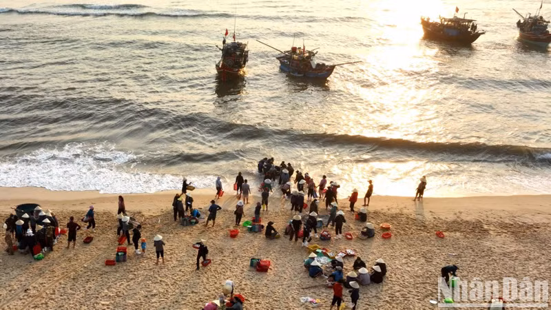 Cuando amanece, el mercado pesquero de Nhan Trach está lleno de barcos que llevan mariscos a la costa, para agrado de quienes esperan para comprar.