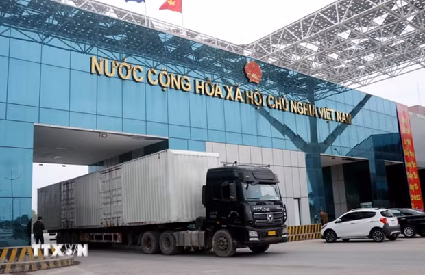 Actividades de despacho aduanero en una puerta fronteriza entre Vietnam y China. (Foto: VNA)