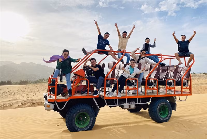 Será interesante cuando tú y tus acompañantes se sienten en el autobus para explorar el desierto de Mui Dinh. Esta deviene una experiencia inolvidable en esta tierra soleada y bendecida por los vientos para tener recuerdos inolvidables de la juventud.