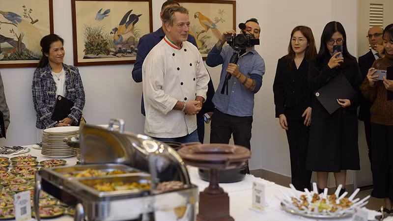 Un chef italiano introduce algunos platos típicos con sabores mediterráneos.