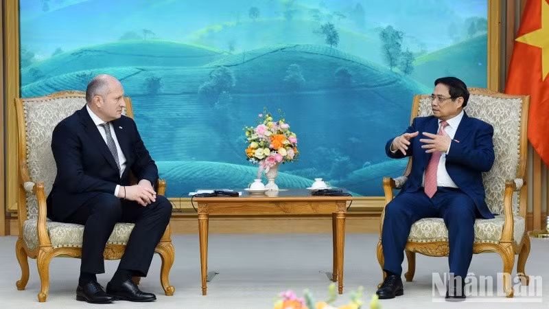 Minh Chinh recibe a Alexander Kurenkov, ministro de Situaciones de Emergencia de Rusia.