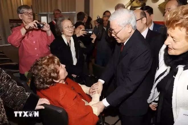 El secretario general del PCV, Nguyen Phu Trong, se reúne con Raymonde Dien, miembro del Partido Comunista Francés, símbolo del espíritu de oposición a la guerra injusta librada por los colonialistas franceses en Vietnam. (Foto: VNA)
