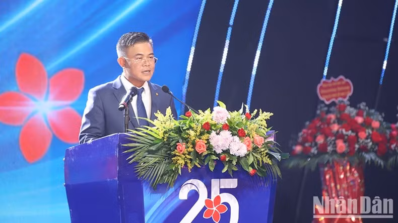 El director general del LaoVietBank habla en la cita. (Foto: Hai Tien)