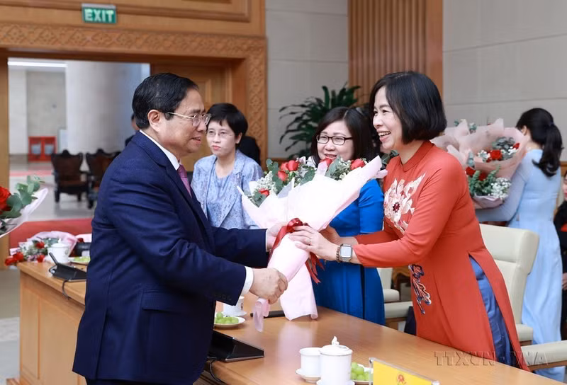 El primer ministro Pham Minh Chinh entregó flores para felicitar a la directora general de la Agencia Vietnamita de Noticias (VNA), Vu Viet Trang, y la subdirectora general de esta agencia, Doan Thi Tuyet Nhung, durante un encuentro con mujeres dirigentes de agencias administrativas centrales, en el cual también otorgó los premios Kovalevskaia a las científicas sobresalientes en 2022.