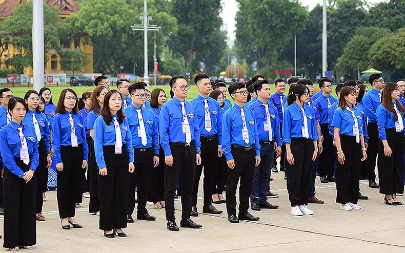 Los delegados participantes en el Festival de jóvenes vietnamitas destacados en seguimiento de las enseñanzas de Ho Chi Minh 2023 expresan su gratitud al Tío Ho.