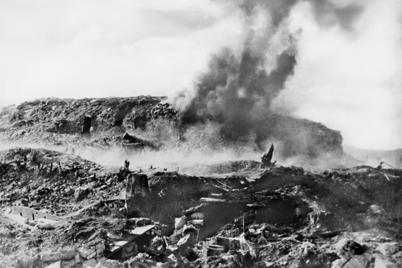 El 6 de mayo de 1954, ataque general vietnamita en Dien Bien Phu. La explosión de una tonelada de explosivos vuela los principales búnkeres enemigos de la colina A1, una posición clave en Dien Bien Phu. Allí, los soldados vietnamitas aniquilan a un batallón europeo-africano. (Foto: VNA)