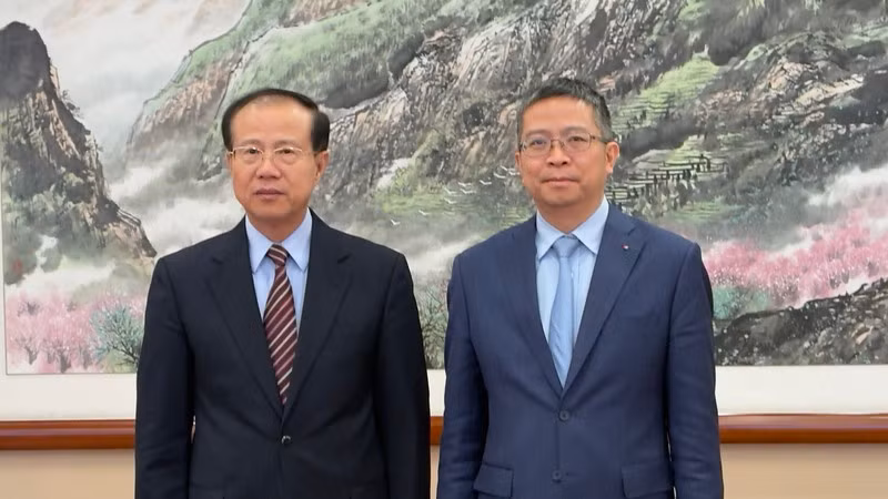 El embajador de Vietnam en China, Pham Thanh Binh (derecha), se reúne con el vicepresidente del Comité de Asuntos Exteriores de la APN de China, Fu Ziying. (Foto: Nhan Dan)