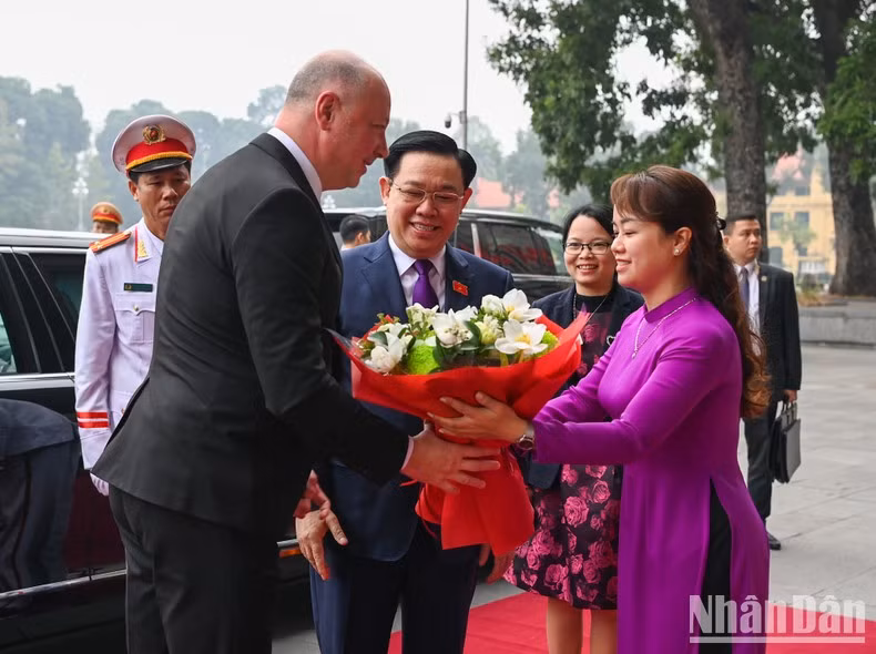 El personal de la Oficina Parlamentaria entregan flores al presidente de la AN de Bulgaria, Rossen Dimitrov Jeliazkov.