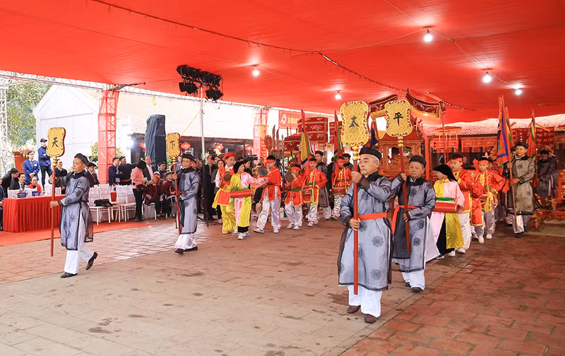 El baile de palabras es presentado por 22 adolescentes de 12 a 15 años. El baile de palabras es presentado por 22 adolescentes de 12 a 15 años.