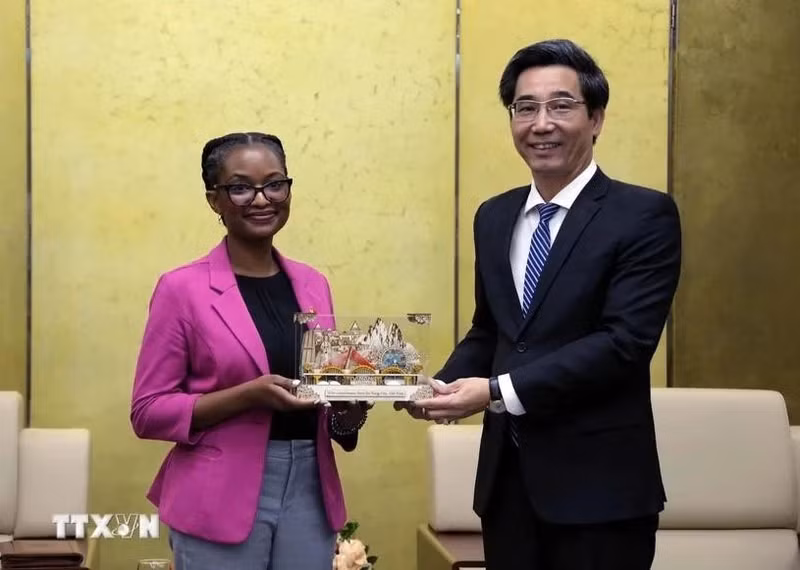 El vicepresidente del Comité Popular de Da Nang, Tran Chi Cuong, (derecha) y la subsecretaria principal de la Oficina de Asuntos Internacionales de Narcóticos y Aplicación de la Ley (INL) del Departamento de Estado de Estados Unidos, Shelby Smith-Wilson. (Foto: VNA)