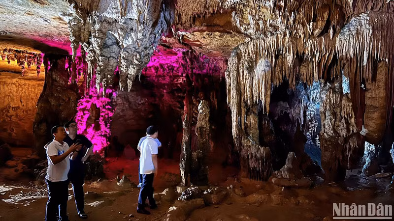 [Foto] Explorar la cueva de Bo Cung en provincia vietnamita de Thanh Hoa