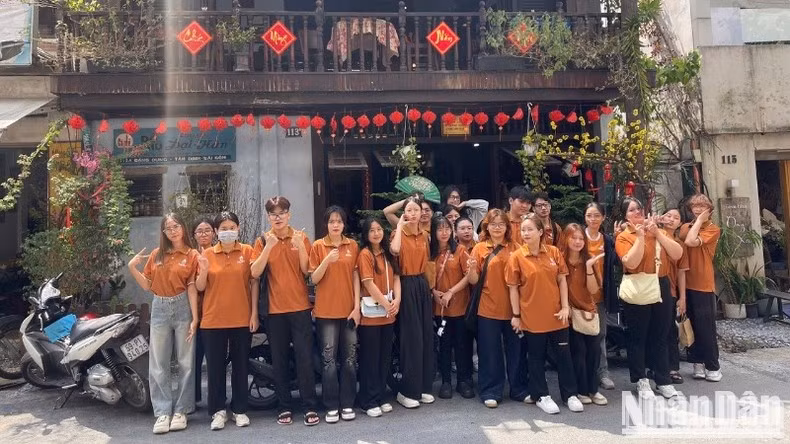 Estudiantes de la Universidad de Hung Vuong visitan el Museo de las Fuerzas Especiales de Saigón.