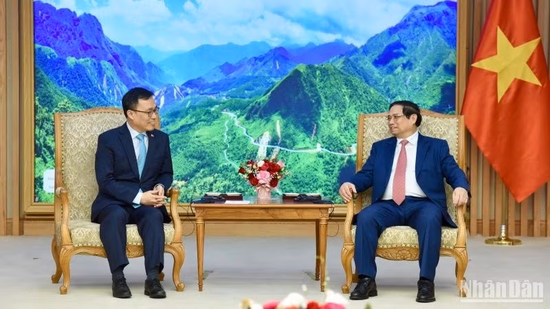 El primer ministro de Vietnam, Pham Minh Chinh (derecha) recibe al embajador de Corea del Sur, Choi Young Sam (Foto: Nhan Dan)