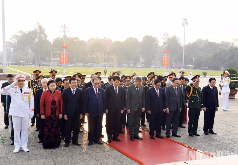 Los dirigentes y ex dirigentes del Partido y el Estado inclinan su frente en señal de respeto al Presidente Ho Chi Minh. (Foto: Nhan Dan)