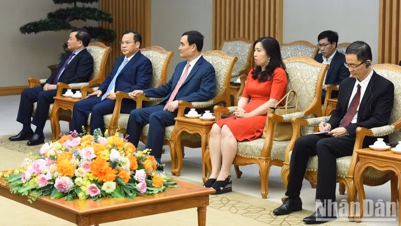 Representantes de los ministerios y sectores vietnamitas.