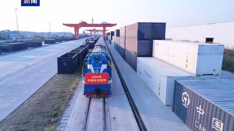 Foto ilustrativa: El primer tren intermodal que transporta mercancías del Tet en 2025 entre los dos países parte de Guangxi. (Foto: CCTV)
