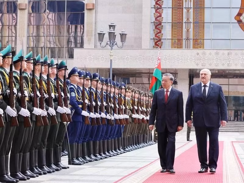 El secretario general del Partido Comunista de Vietnam, To Lam (izquierda), y el presidente bielorruso, Aleksandr Lukashenko, pasan revista a la guardia de honor. (Foto: VNA)