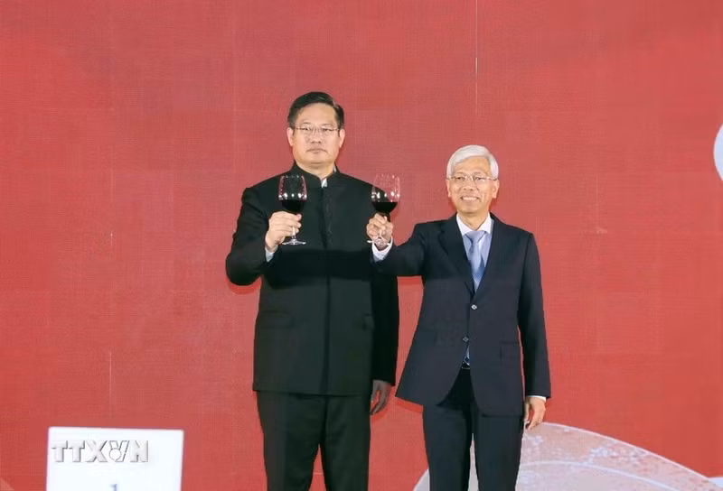 Vo Van Hoan, vicepresidente del Comité Popular de Ciudad Ho Chi Minh, Wei Huaxiang, cónsul general de Pekín en Ciudad Ho Chi Minh (Foto: thoidai.com.vn)