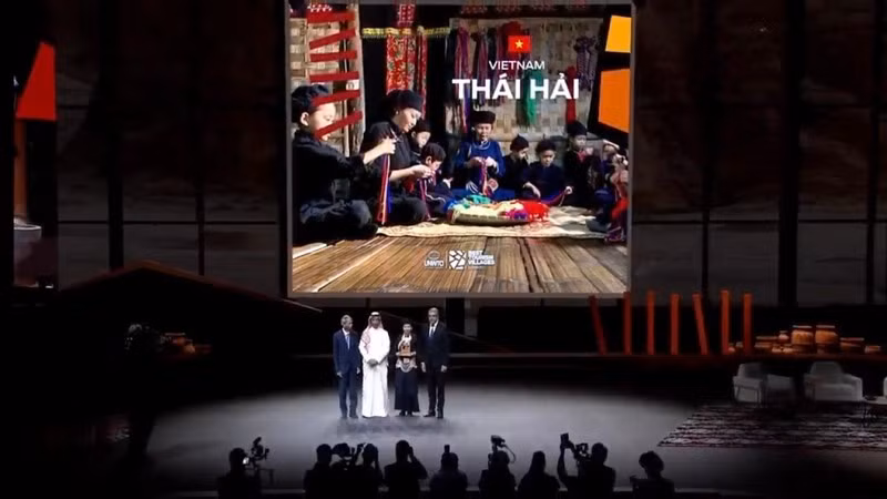 Un representante del Área de Reserva de Aldea de Casas sobre Pilotes Ecológicas Thai Hai de Vietnam recibe el prestigioso premio en la noche del 12 de marzo. (Foto: Administración Nacional de Turismo de Vietnam)