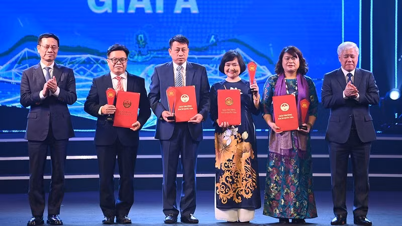 Autores y editores que han ganado el Premio A. (Foto: Nhan Dan)