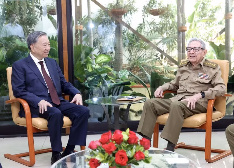 El secretario general del Partido Comunista de Vietnam y presidente del país, To Lam, se reúne con el líder de la Revolución Cubana, General de Ejército Raúl Castro Ruz.