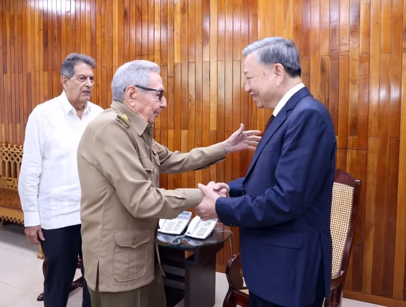 El secretario general del Partido Comunista de Vietnam y presidente del país, To Lam (en la derecha), se reúne con el líder de la Revolución Cubana, General de Ejército Raúl Castro Ruz.