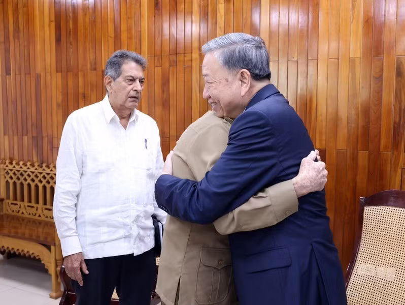 El secretario general del Partido Comunista de Vietnam y presidente del país, To Lam, se reúne con el líder de la Revolución Cubana, General de Ejército Raúl Castro Ruz.