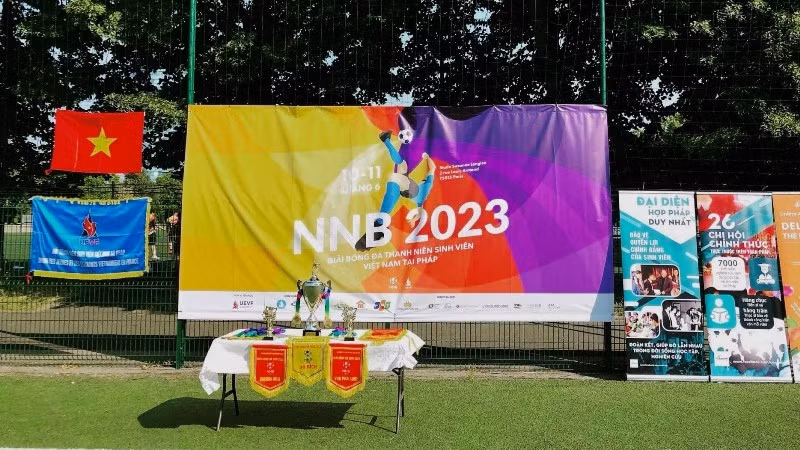 Celebran jóvenes vietnamitas partido amistoso de fútbol en Europa
