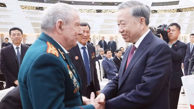 El secretario general del Partido Comunista de Vietnam, To Lam, estrecha la mano de un veterano bielorruso con destacadas contribuciones a Vietnam. (Foto: VNA)