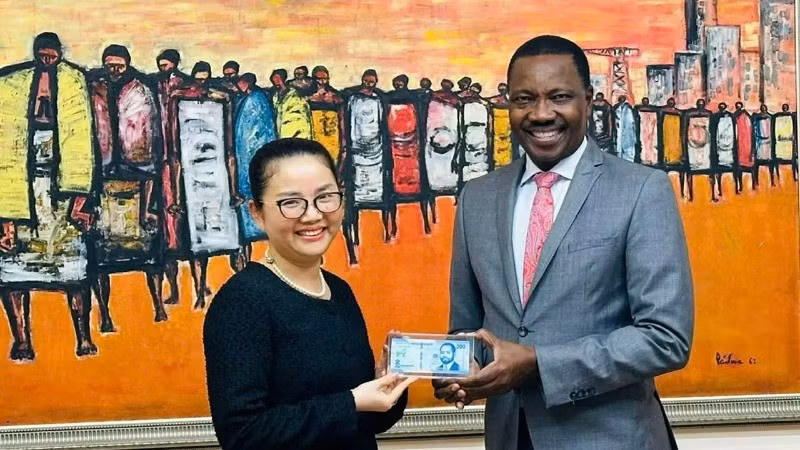 La embajadora vietnamita en Mozambique, Tran Thi Thu Thin, y el gobernador del Banco Central de Mozambique, Rogério Lucas Zandamela. (Foto: Embajada de Vietnam en Mozambique)