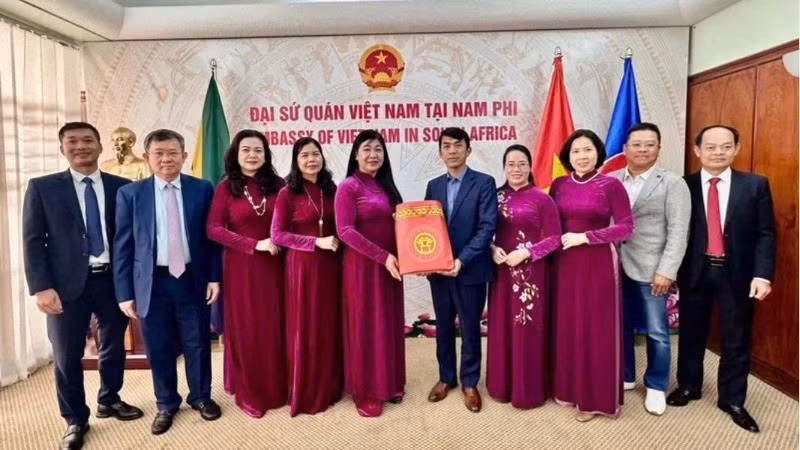 La delegación de Hanói visita la Embajada de Vietnam en Sudáfrica.