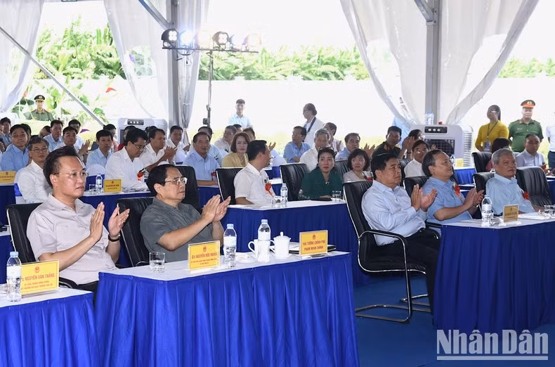 Minh Chinh y los delegados en la inauguración de la carretera que une la autopista Hanói-Hai Phong con el tramo de Cau Gie-Ninh Binh que pasa por la provincia de Yen (segunda fase).