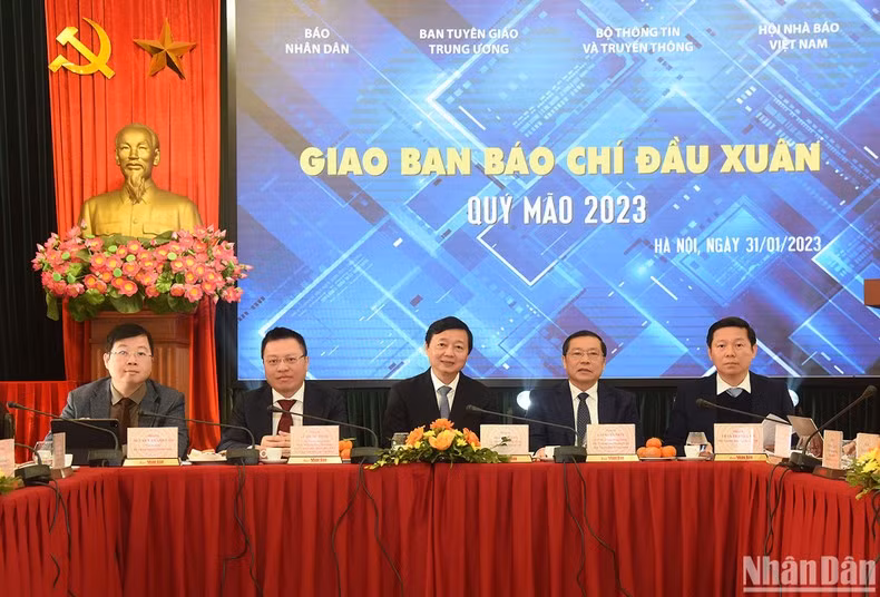 El viceprimer ministro vietnamita Tran Hong Ha y el presídium de la sesión informativa.