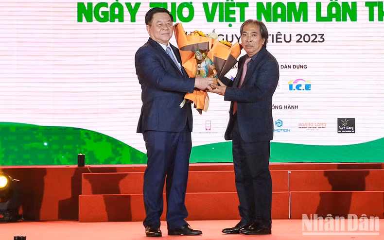 Nguyen Trong Nghia, jefe de la Comisión de Comunicación y Educación del Comité Central del Partido, recibe como regalo de la Asociación de Escritores de Vietnam la escultura de un gato, el animal que regirá este año según el zodiaco vietnamita.