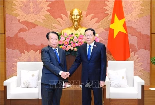 El vicepresidente permanente de la Asamblea Nacional de Vietnam, Tran Thanh Man, recibió hoy al secretario general del Senado de Camboya, Oum Sarith, (Foto: VNA)