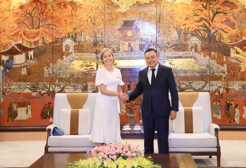 El presidente del Comité Popular de Hanói, Tran Sy Thanh, y la embajadora de Perú en Vietnam, Patricia Yolanda Ráez Portocarrero (Foto: kinhtedothi.vn)