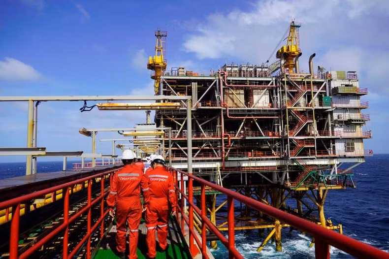 Trabajadores en el yacimiento petrolífero Bach Ho.