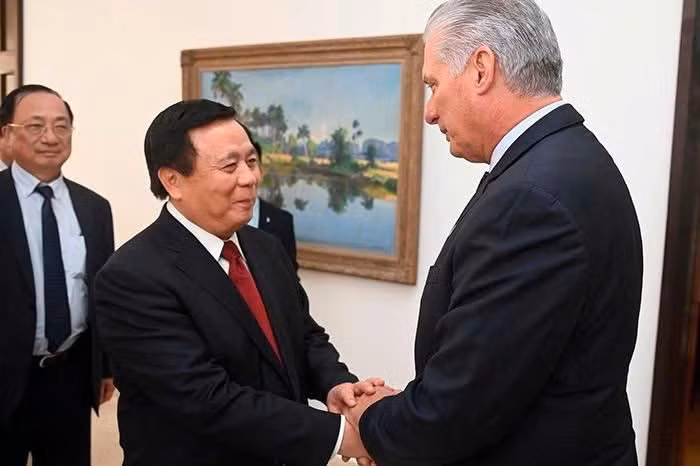 Miguel Díaz-Canel Bermúdez, primer secretario del Partido Comunista y presidente de Cuba, recibe a Nguyen Xuan Thang, director de la Academia Nacional de Política Ho Chi Minh y presidente del Consejo Teórico Central. (Foto: Embajada de Vietnam en Cuba)